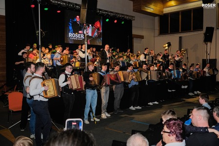 Veliki koncert Glasbene šole Rošer navdušil polno dvorano v Kotljah (8)